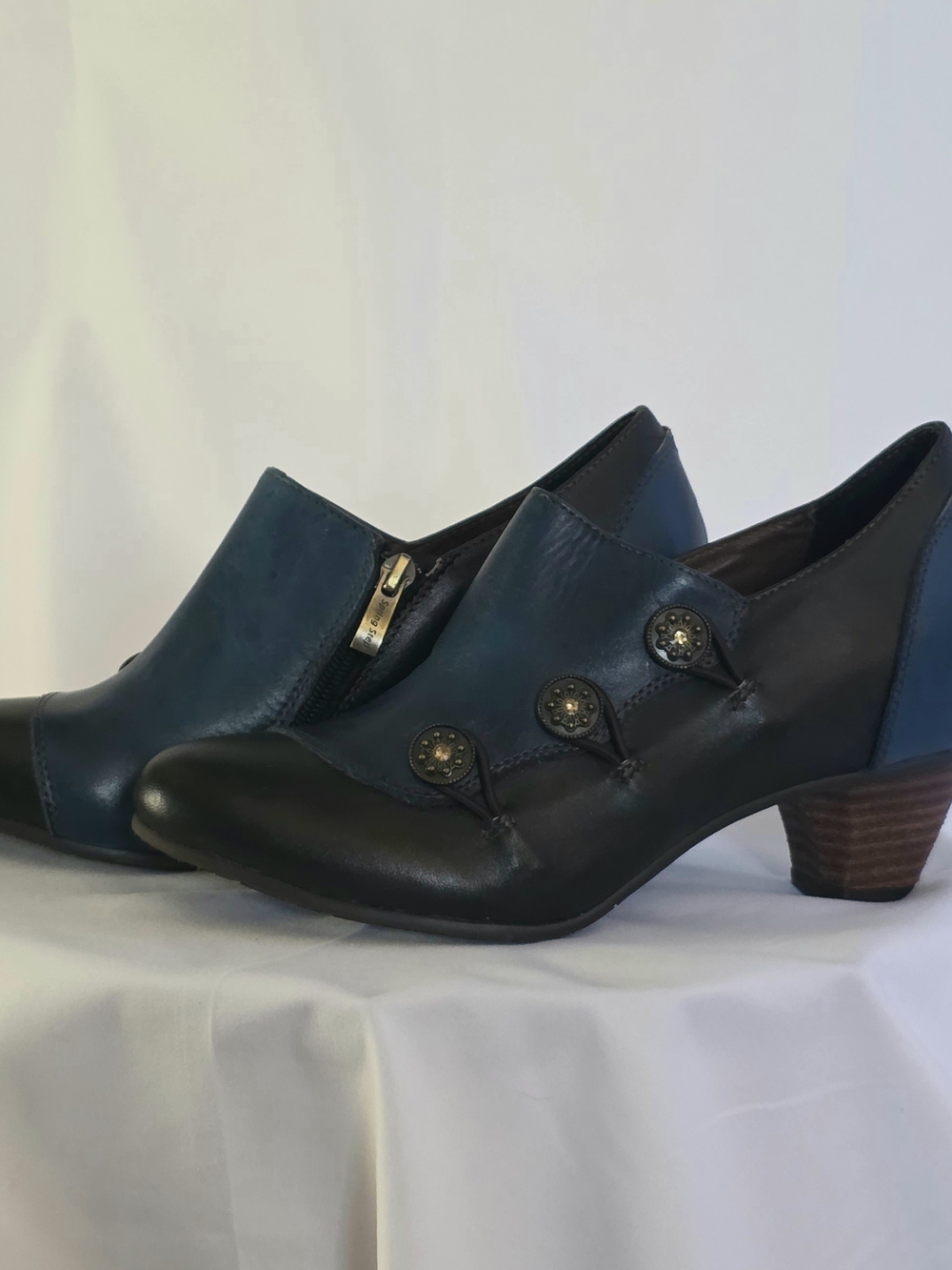 L'Artiste by Spring Step Leather Shooties